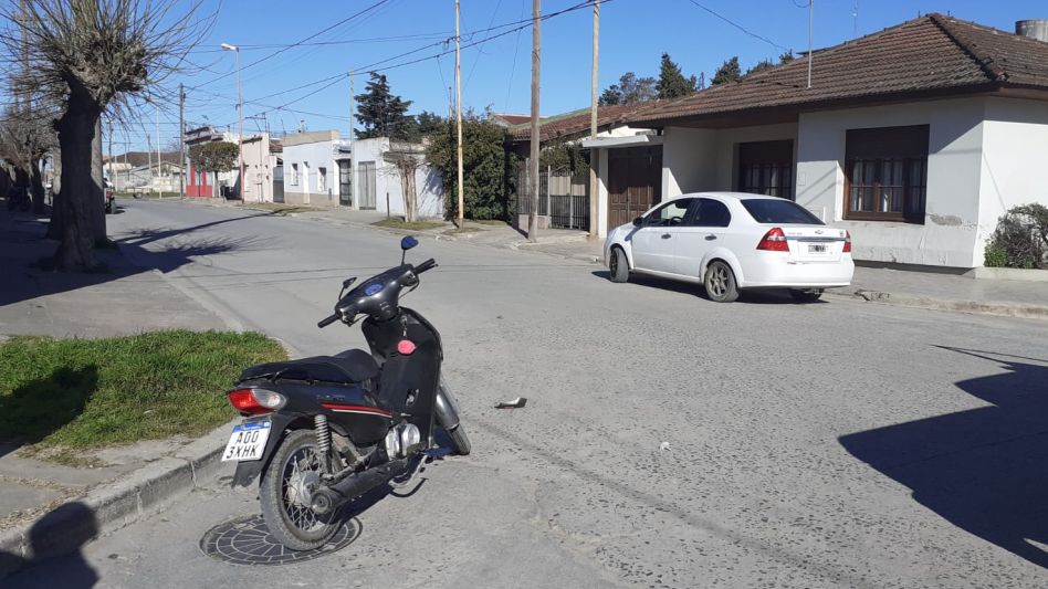 Alrededor de la hora 14 de hoy el siniestro vial se produjo en el cruce de Sarmiento y 1° de Mayo. FOTO: CPA/PBA