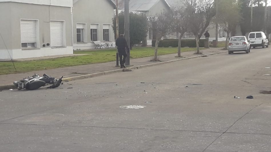  Una motociclista herida al chocar con un auto