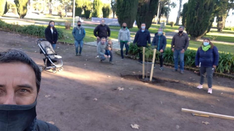 Rendirse jamás: integrantes de ?La Oveja Negra? el día que plantaron los ejemplares que habían sido sustraídos del parque municipal.