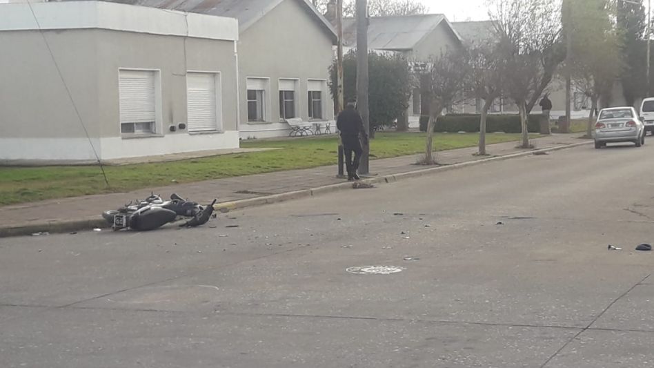 En cercanías al Hogar Malére se produjo este viernes el choque entre una moto y un auto. La conductora del rodado menor sufrió lesiones por las que seguía internada. FOTOS: NICOLÁS MURCIA