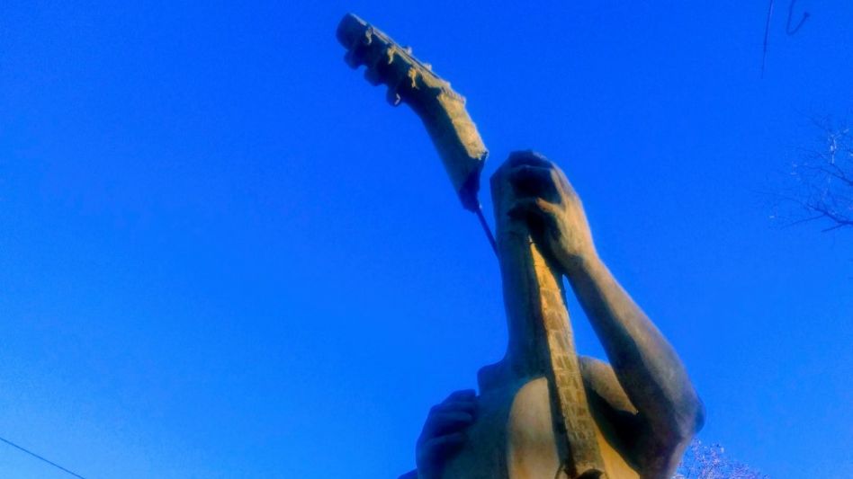  El monumento a la guitarra, dañado 