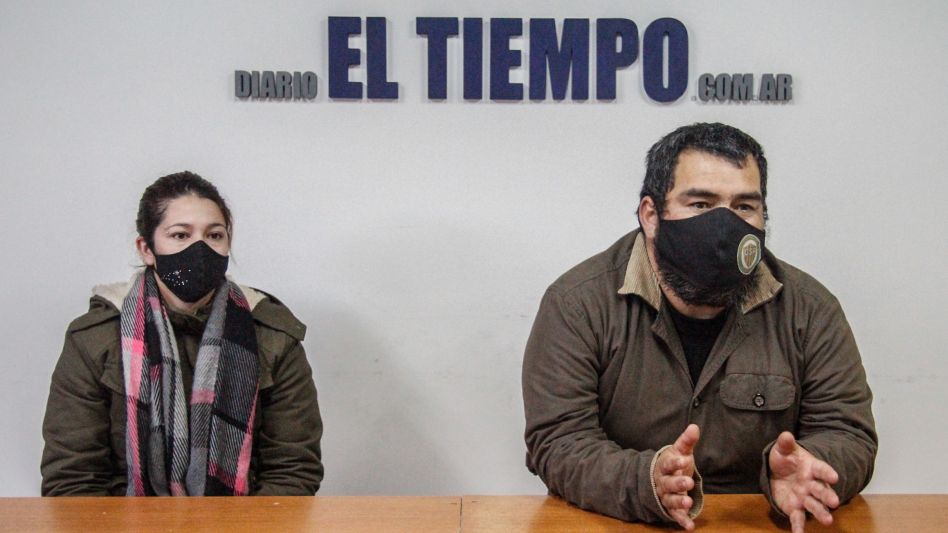 Los referentes del MTE de esta ciudad, Yanina Olivera y Gastón Blando cuando dialogaron con EL TIEMPO.      ANGIE DÍAZ JACQUOT