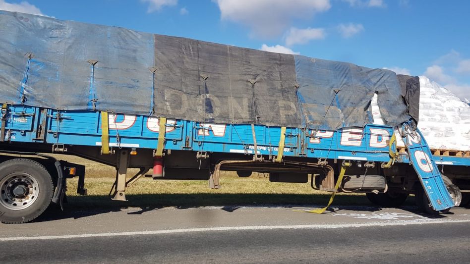 Un camión chocó a dos más y después volcó
