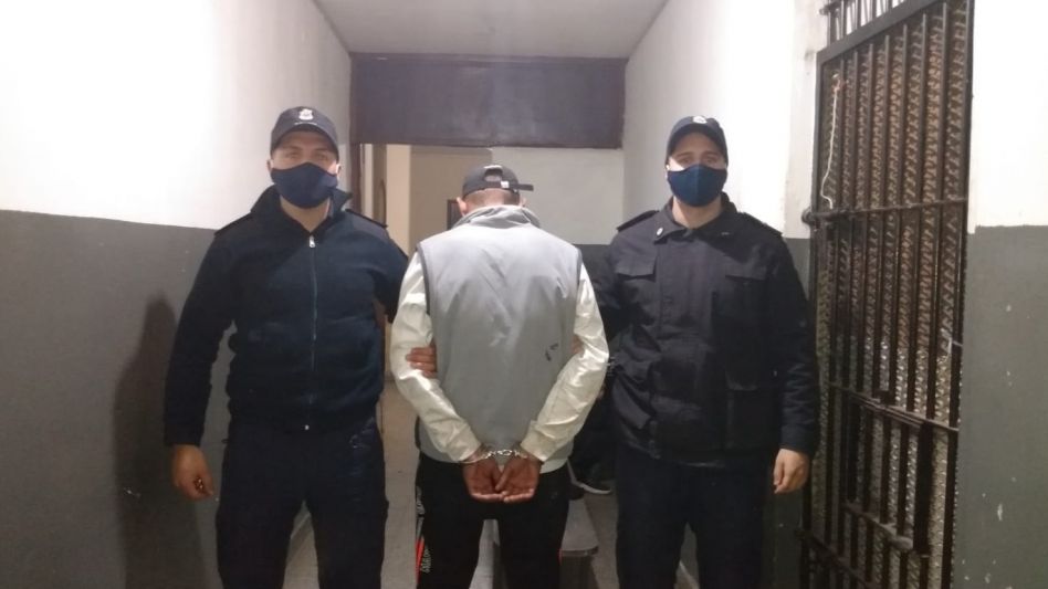 El teléfono celular robado a la víctima fue recuperado. Lo tenía uno de los ahora detenidos. Ambos acusados están, transitoriamente, alojados en la comisaría primera.  FOTOS: CPA/PBA