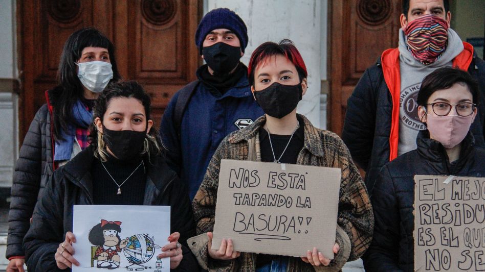 La agrupación Punto Verde realizó en la jornada de ayer una movida para pedir que se trabaje para erradicar los 15 basurales a cielo abierto que hay en Azul. ANGIE DÍAZ JACQUOT