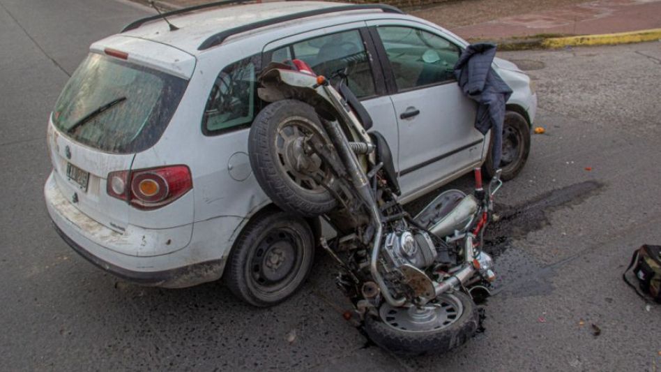 El conductor de la moto falleció ayer martes, mientras estaba internado en una clínica de Olavarría. FOTOS: NICOLAS MURCIA