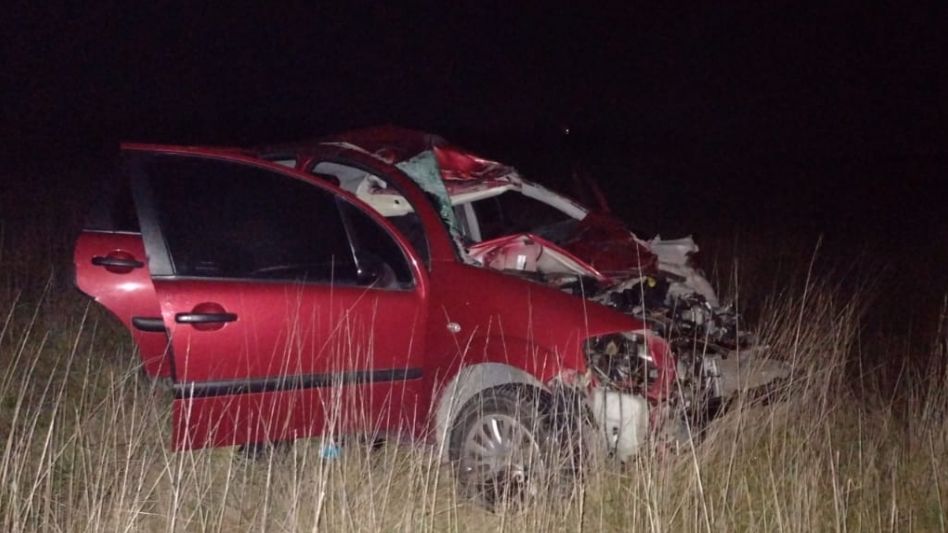 El siniestro vial sucedió alrededor de la hora 3.30 de hoy miércoles. Los ocupantes del auto, un joven y su mamá, sufrieron lesiones leves. FOTOS: SUBCOMISARÍA CHILLAR/PBA