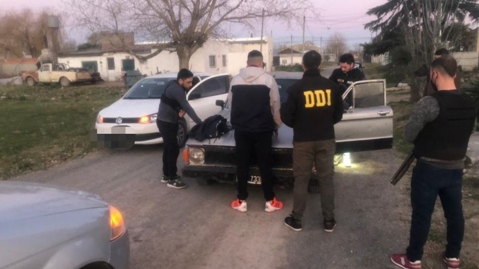 Policías de la DDI Azul llevaron a cabo este procedimiento ayer martes por la tarde en el Barrio El Sol. FOTOS Y VIDEO: DDI AZUL/PBA
