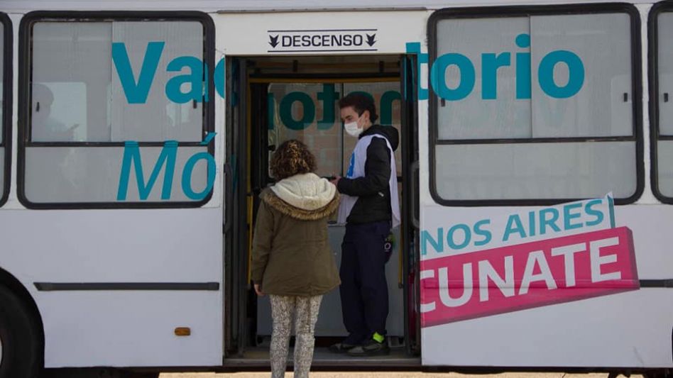 El pasado miércoles la posta itinerante de vacunación llegó a Villa Piazza Sur donde se inmunizaron 35 vecinos. Y ayer en Plaza España y en el barrio 120 Viviendas se vacunaron 56 personas.