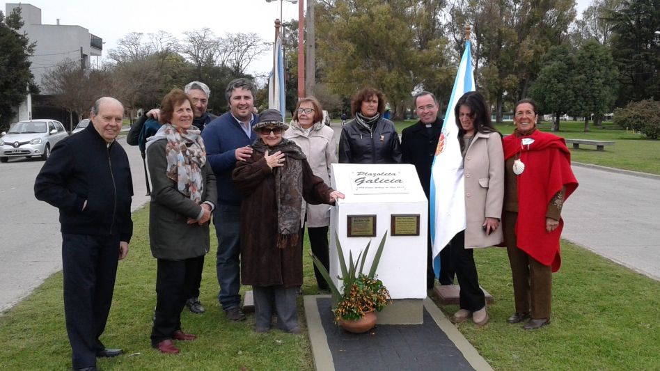 Parte de la Comisión Directiva del Centro Gallego de Azul y diversos afiliados en 2018, durante la inauguración de la Plazoleta Galicia, en Abeberry entre Av. Pellegrini y Burgos.