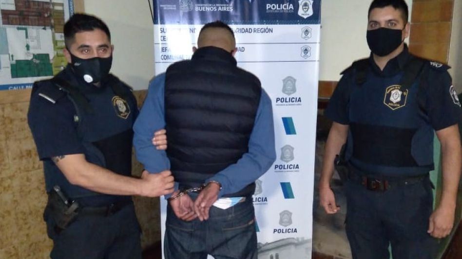 El hombre y la mujer arrestados por este violento asalto figuran con domicilios en ciudades del conurbano bonaerense. FOTOS: ESTACIÓN DE POLICÍA COMUNAL TAPALQUÉ