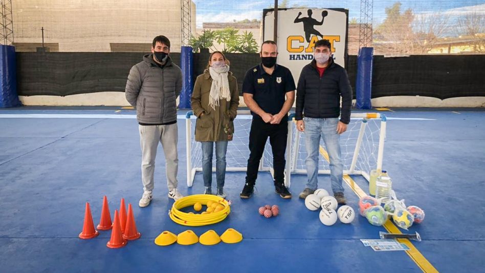 Entrega de material a clubes