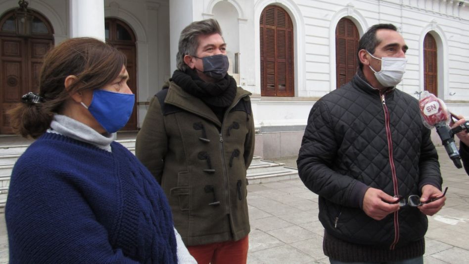 Laurini y Chiodi, precandidatos a concejala y consejero escolar por el Frente de Todos en Azul, junto al referente local de ese espacio: Nelson Sombra. PRENSA FRENTE DE TODOS