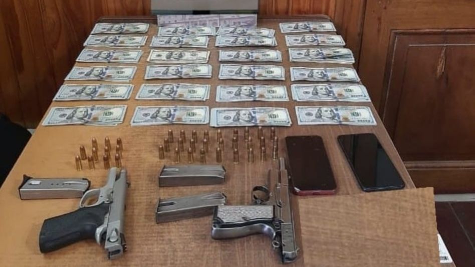 Más de 23.000 dólares, dos pistolas y teléfonos celulares. El hombre y la mujer ahora están detenidos por este robo, ocurrido el viernes pasado en una oficina de Tapalqué. POLICÍA TAPALQUÉ