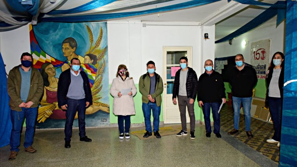 El intendente de Benito Juárez, Julio César Marini, entregó un subsidio a la Escuela Secundaria N° 2 
