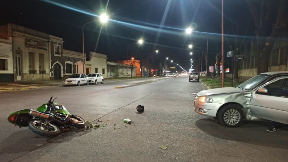 El conductor de una moto resultó con lesiones tras chocar con un auto, en Mitre y Rivadavia. FOTO: CPA/PBA