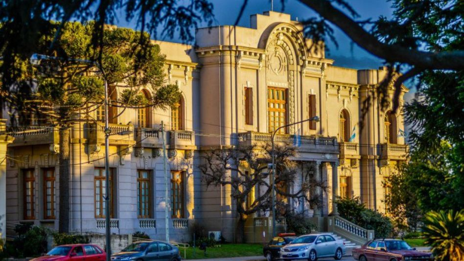 Los empleados municipales de Benito Juárez tendrán un aumento del 11 por ciento en su sueldo básico, más un aumento de 400 pesos en el presentismo y 400 pesos en puntualidad.