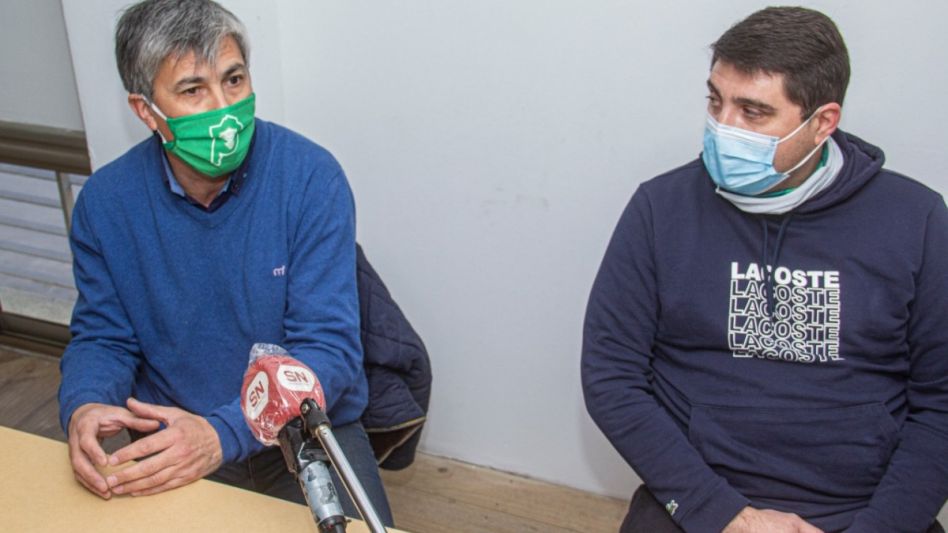 Rubén Rodríguez del SOEMPA y Eduardo Bercovich de ATE, cuando se refirieron al fracaso de la paritaria y al aumento del 3% que dio el Departamento Ejecutivo. NICOLAS MURCIA