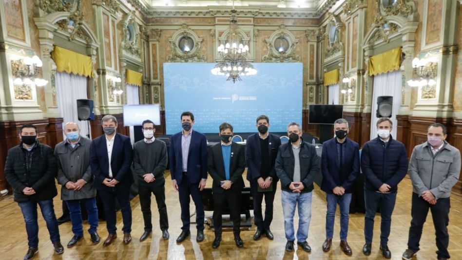 El gobernador Axel Kicillof presentó ayer 94 convenios que destinarán una inversión de más de 2.574 millones de pesos para la puesta en marcha de obras en 75 distritos.