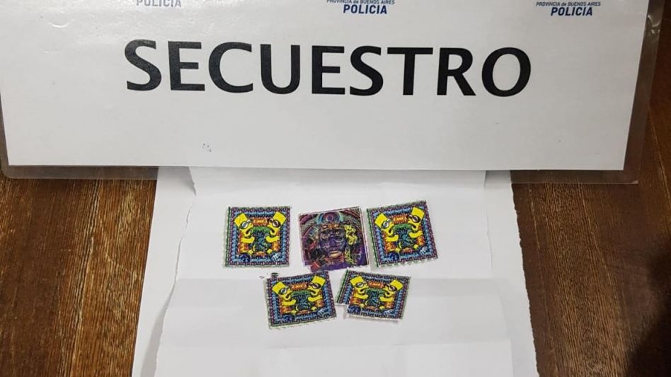Troqueles de LSD. Junto con más de seis gramos de cocaína, policías los hallaron en una encomienda. FOTOS: UFI 22/DEPARTAMENTO JUDICIAL AZUL