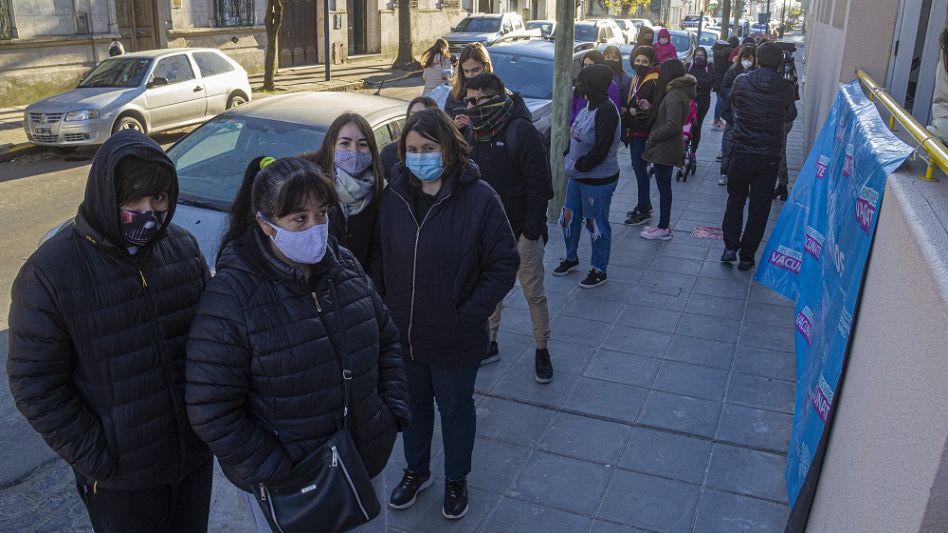 En horas de la mañana de ayer comenzó a desarrollarse en Azul la campaña de vacunación contra el Covid para adolescentes de los 12 a los 17 años. FOTOS NICOLÁS MURCIA 