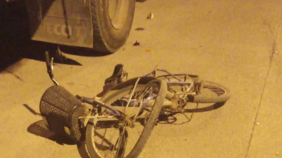 Anoche, un auto cuyo conductor se dio a la fuga atropelló a un hombre que iba en bicicleta, quien después tuvo que ser hospitalizado. FOTO: CPA/PBA