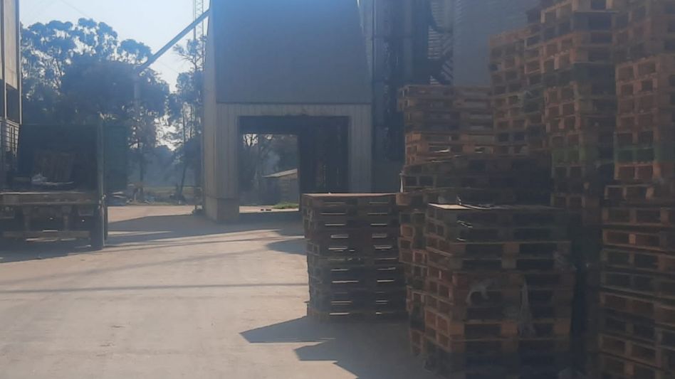 El sector del Molino San Martín donde ayer por cuestiones que son materia de investigación, hubo una explosión que le provocó heridas y quemaduras a dos operarios.    COMANDO DE PATRULLAS/PBA
