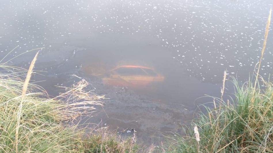 Claromecó: un auto quedó bajo agua en un accidente de rally