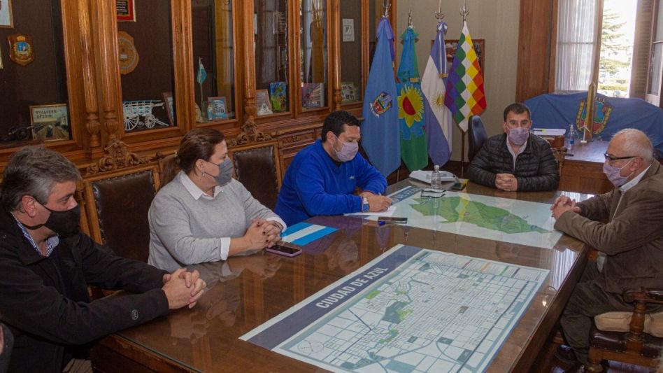 El convenio firmado entre el Municipio y la CEAL modernizará la luminaria de distintos barrios de Azul, Cacharí y Chillar.    PRENSA MUNICIPAL