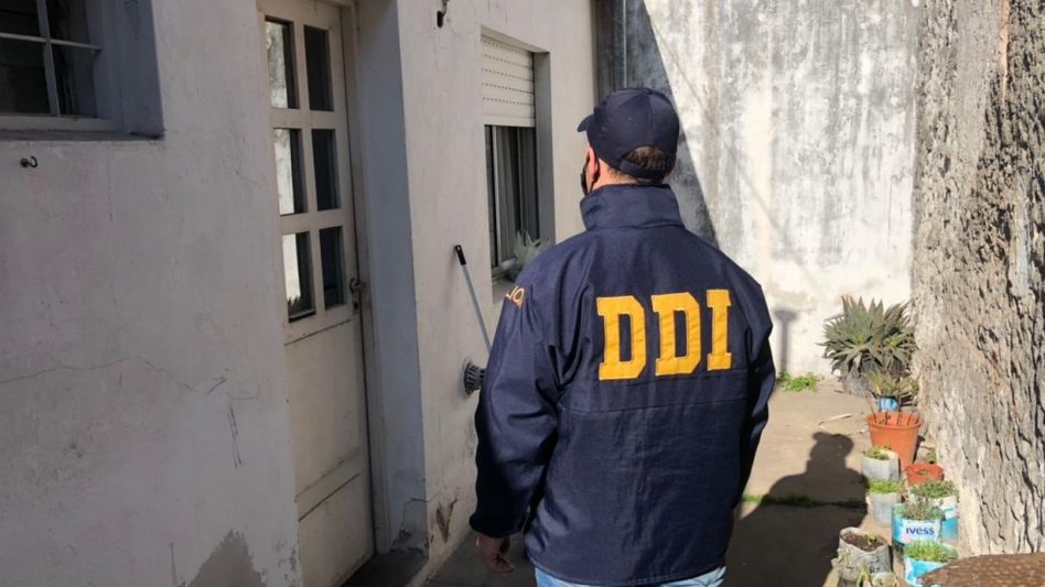 El procedimiento lo hicieron policías de la DDI Azul. Un teléfono celular, pendrives y el procesador de una computadora fueron incautados durante ese allanamiento.  FOTOS: DDI AZUL