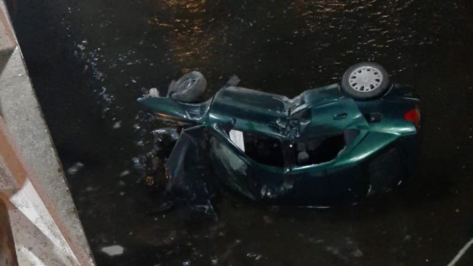 Un conductor perdió el control de su auto y cayó al arroyo
