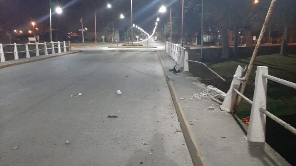 Un conductor perdió el control de su auto y cayó al arroyo