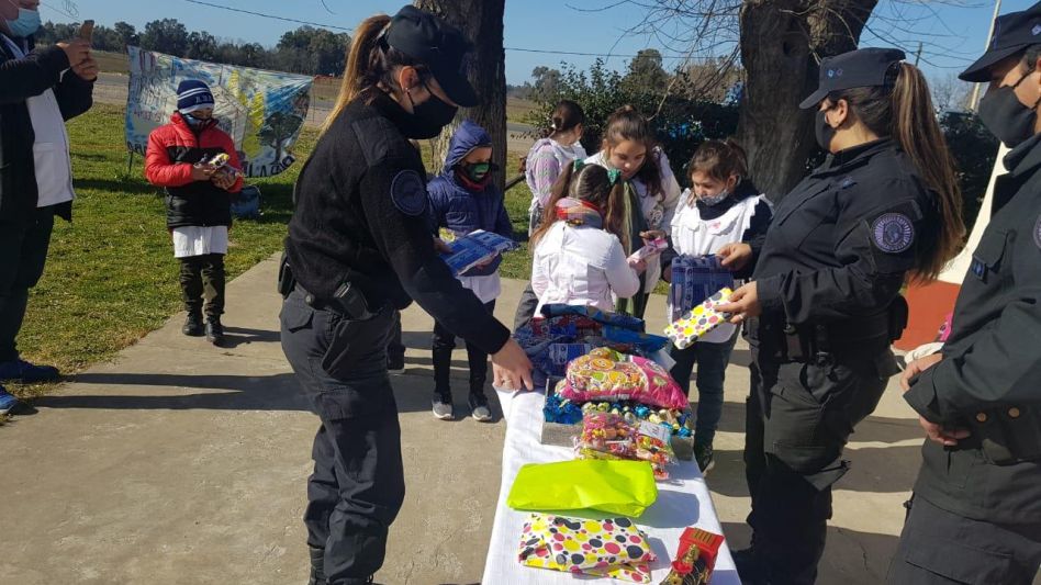 La División Unidad Operativa Federal Azul donó alimentos y golosinas para alumnos de la Escuela Primaria 16