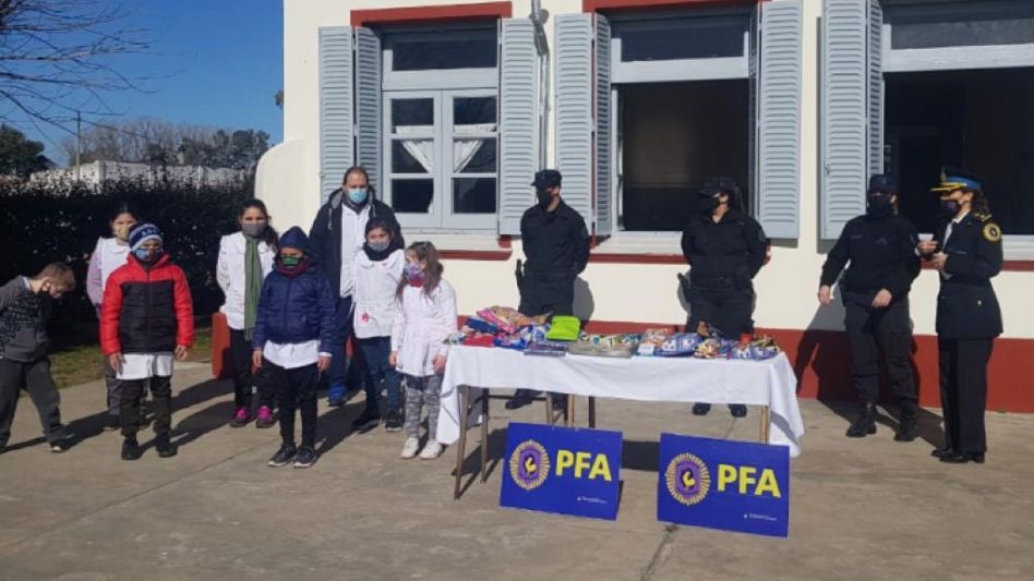 La División Unidad Operativa Federal Azul donó alimentos y golosinas para alumnos de la Escuela Primaria 16