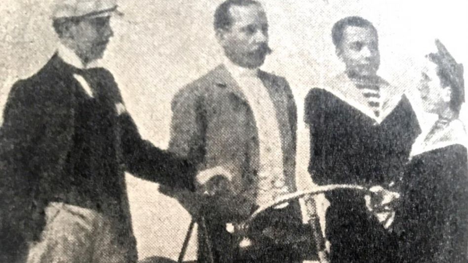Juan Carlos Belgrano Martínez, en el centro de la foto, junto a sus hijos Manuel, Néstor y Mario.