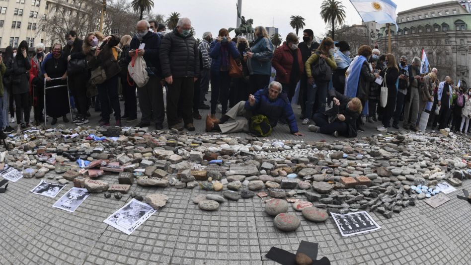El Gobierno construirá un espacio en memoria de muertos por Covid con las piedras dejadas tras la marcha
