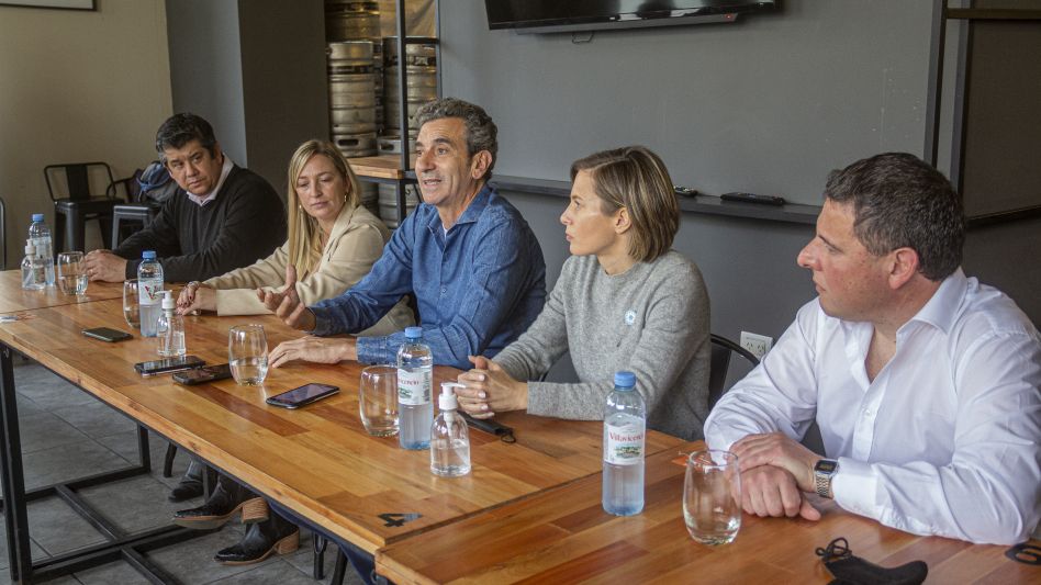 Los pre candidatos del espacio de Randazzo, ayer durante el contacto que mantuvieron con los medios locales, en una cervecería ubicada en el centro de esta ciudad. N. MURCIA