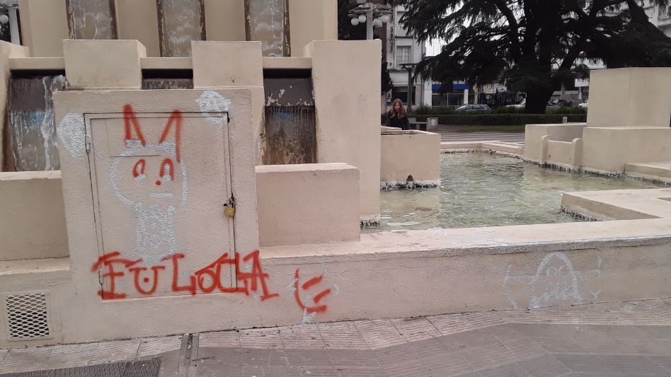Vandalización de la fuente en la plaza San Martín