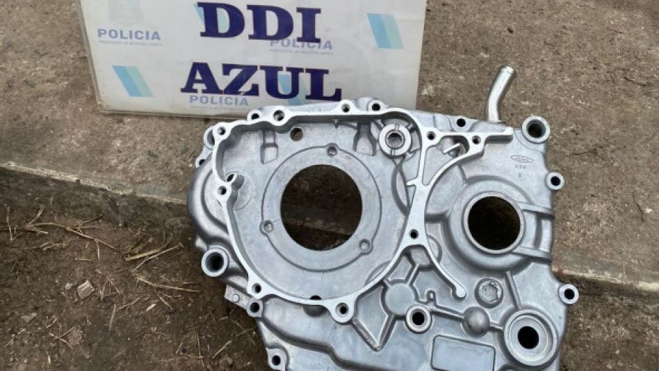 Uno de los motores que fuera secuestrado durante el allanamiento que policías hicieron en un taller.   DDI AZUL/PBA