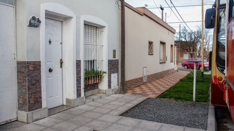 La casa donde el ilícito se produjo está ubicada sobre la calle Prat, en cercanías a las vías.  ANGIE DÍAZ JACQUOT