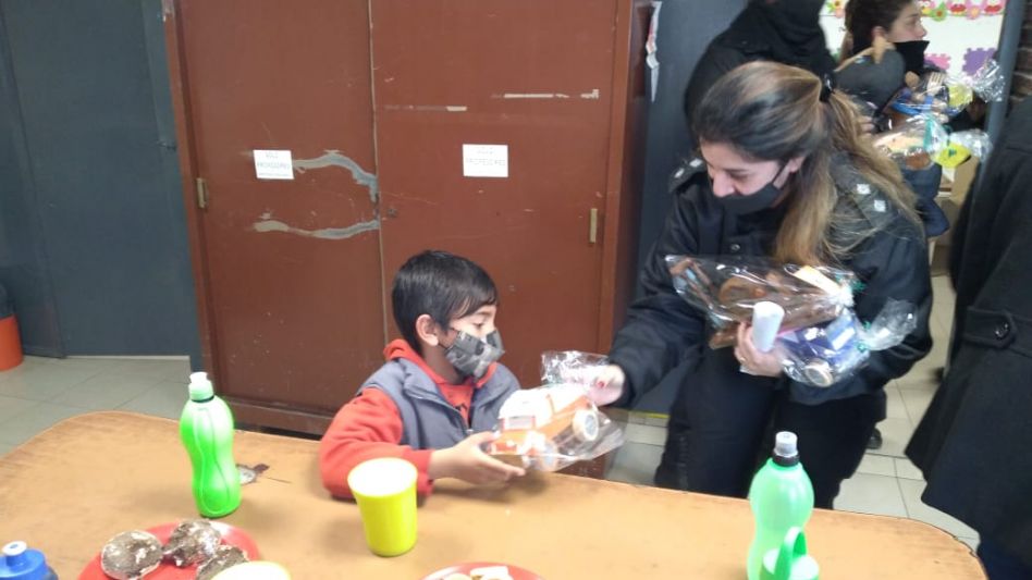 Los juguetes que se confeccionaron se entregaron en el Centro de Día Municipal N°5 que funciona en el Barrio Isaura de la ciudad de Olavarría.   SERVICIO PENITENCIARIO BONAERENSE. 