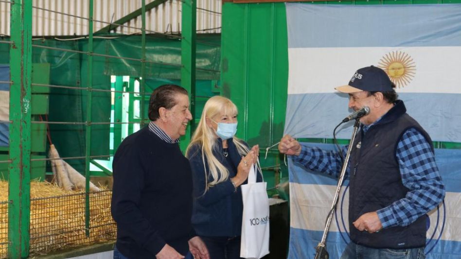 Alberto y Griselda Guil reconocidos por el presidente de la Asociación Angus, Alfredo Gusmán. 