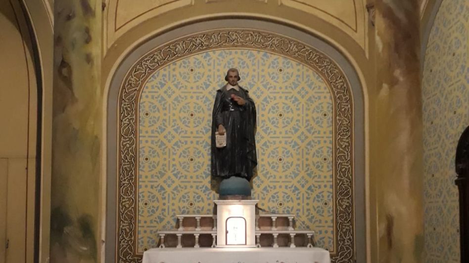 En la Capilla Sagrado Corazón de María se halla una capilla menor dedicada a San Juan Eudes. A los pies del altar se hallan sepultados los restos de monseñor Santiago A. Rava.