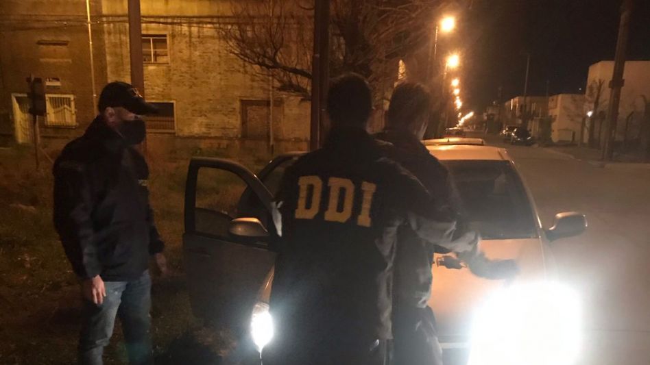 El menor fue aprehendido instantes después a que fuera incendiado un auto que estaba parado en cercanías del Parque. FOTOS Y VIDEO: DDI AZUL