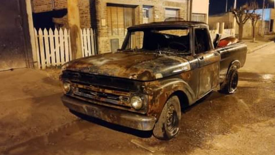 Una camioneta que no tenía su motor colocado, uno de los rodados que fuera incendiado en la noche de ayer sábado. FOTO: NAHUEL MAUMÚS/SOMOS NOTICIAS