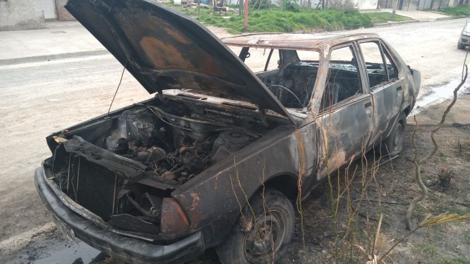 Un Renault 18, uno de los vehículos que le atribuyen haber prendido fuego al menor que hace dos días recuperó la libertad.  DESTACAMENTO BOMBEROS AZUL/PBA