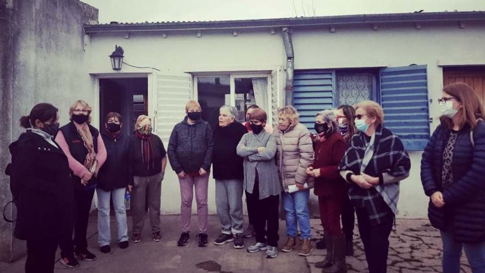 Inés Laurini, junto a otros integrantes de la lista del Frente de Todos que encabeza, durante una reunión con vecinos del barrio Abuelos, ubicado frente al Hospital Pintos. 