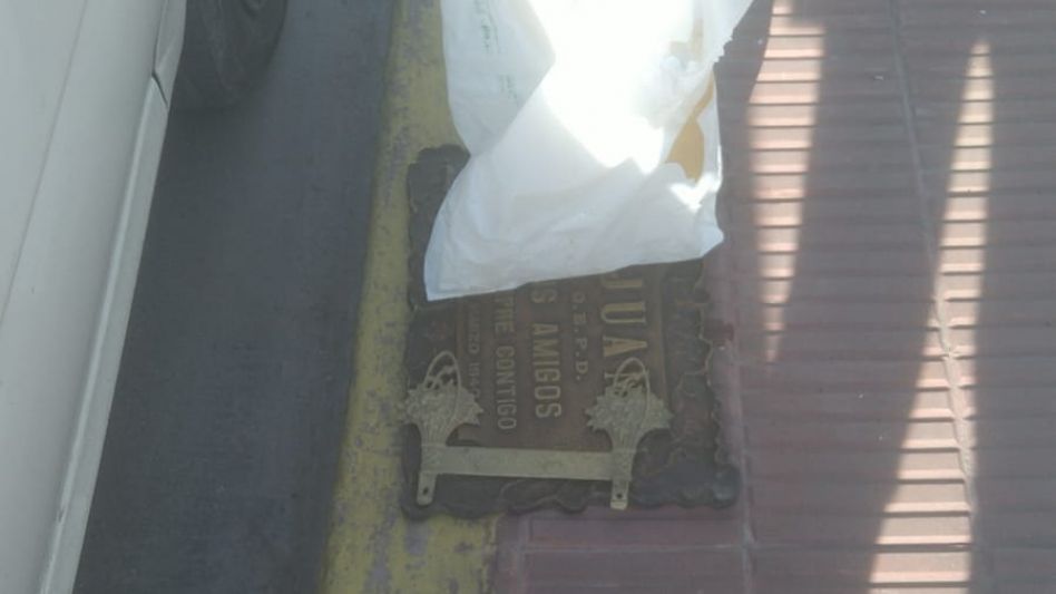 Una placa de bronce de una lápida, varias llaves y otros elementos se encontraron en la calle. FOTOS: EPDS AZUL/PBA