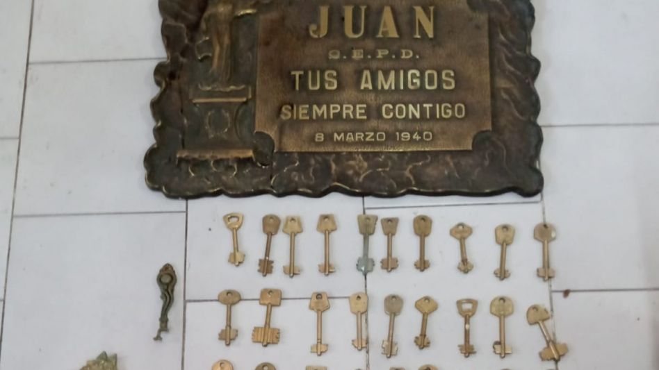 Hallaron la placa de una lápida y varios elementos más de bronce