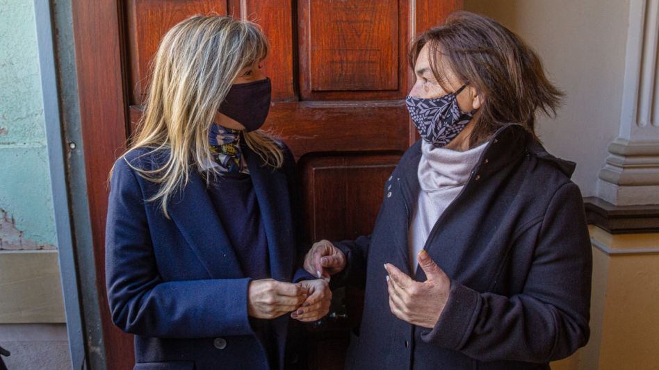 La diputada nacional por el Frente de Todos Cristina Álvarez Rodríguez estuvo ayer en Azul. En la oportunidad fue recibida por la precandidata a concejal María Inés Laurini.  NICOLÁS MURCIA 
